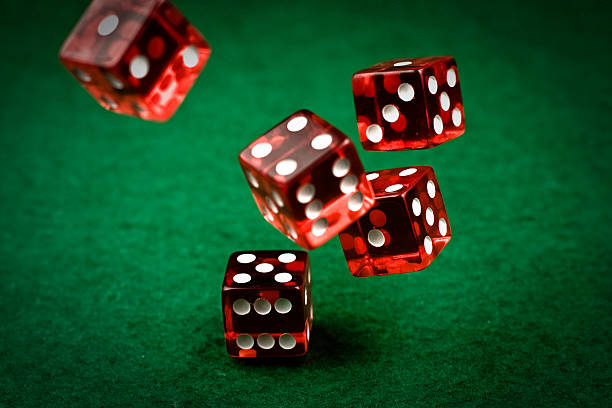 Meja Bandar Poker di platform merdeka62 dengan pemain dan kartu yang terlihat jelas